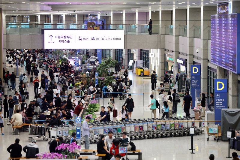 지난 10월 인천국제공항 입국장이 여행객들로 북적이고 있다.. 2025.10.9/뉴스1 ⓒ News1 황기선 기자