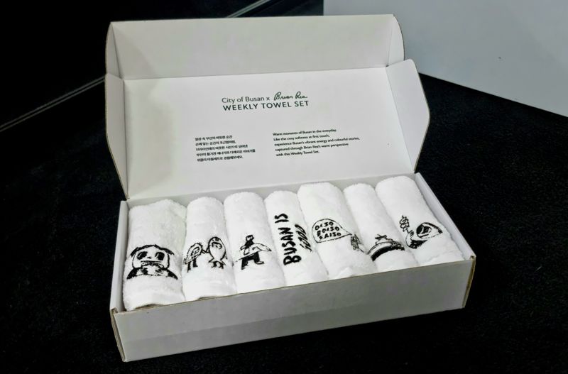 부산 브랜드샵이 개소 1주년을 맞아 22일부터 3만원 이상 구매 고객에 세계 유명 디자이너 ‘브라이언 레’의 한정판 굿즈를 증정하는 이벤트를 진행한다. 사진은 브라이언 레가 디자인한 한정판 굿즈(타월) 모습. 부산디자인진흥원 제공