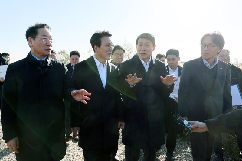 김민석 국무총리가 21일 인천 서구 수도권매립지를 방문, 3-1매립장 위생매립 현황 및 2매립장 상부공간 활용대책에 대해 브리핑을 받으며 유정복 인천시장 및 참석자들과 대화하고 있다. 사진=서동일 기자