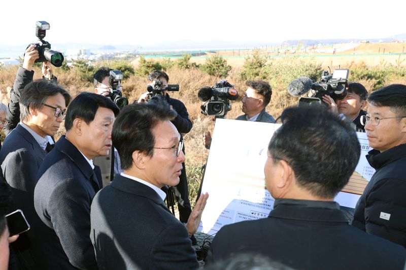 김민석 국무총리가 21일 인천 서구 수도권매립지를 방문, 3-1매립장 위생매립 현황 및 2매립장 상부공간 활용대책에 대해 브리핑을 받으며 유정복 인천시장 및 참석자들과 대화하고 있다. 사진=서동일 기자