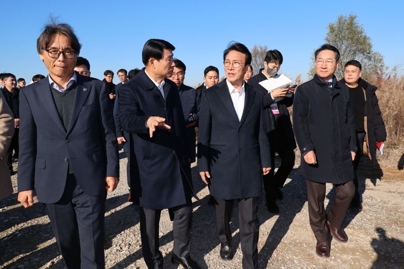 김민석 국무총리가 21일 인천 서구 수도권매립지를 방문, 3-1매립장 위생매립 현황 및 2매립장 상부공간 활용대책에 대해 브리핑을 받으며 유정복 인천시장 및 참석자들과 대화하고 있다. 사진=서동일 기자