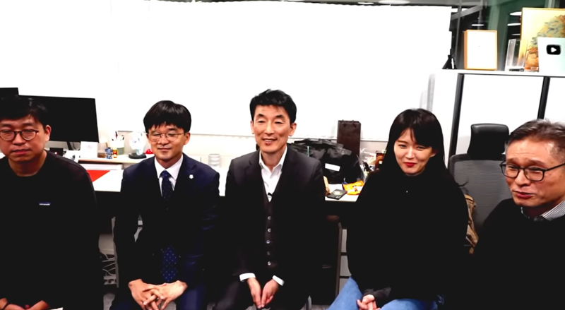 김용현 전 장관의 바카라사이트 주사위인 이하상 바카라사이트 주사위사(가운데)가 권유현 바카라사이트 주사위사(왼쪽 두번째)와 함께 지난 19일 유튜브 채널 ‘진격의 바카라사이트 주사위사들’에 나와 이진관 부장판사를 향해 욕설을 섞어 비난하는 방송을 진행했다./사진=유튜브 '진격의 변호사들' 캡처