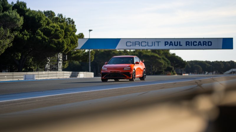 프랑스 폴 리카르 서킷을 주행 중인 제네시스 'GV60 마그마'의 모습. 사진=제네시스 제공