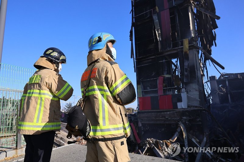 이랜드패션 물류센터 화재 합동 감식 (출처=연합뉴스)