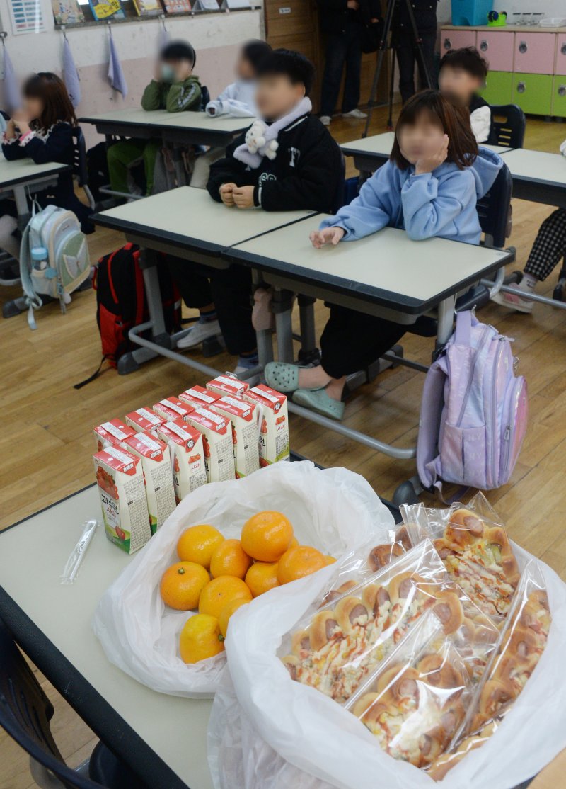 21일 전북 전주 완산구 한 초등학교에 대체 급식으로 빵과 음료가 놓여 있다. 뉴시스
