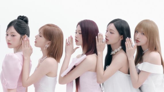 리센느의 '베리 향' 선물…새 미니 'lip bomb' 콘셉트 눈길