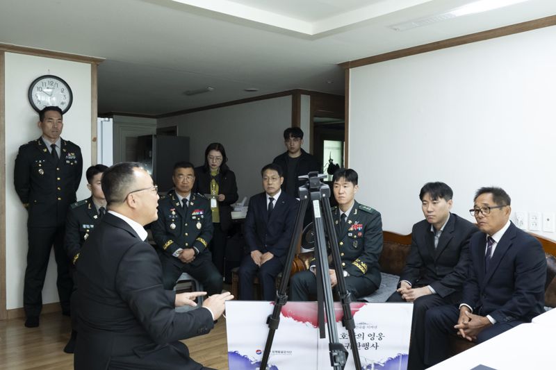 국유단장 직무대리 조해학 중령(육군)이 고(故) 구자길 일병의 유가족들에게 고인의 참전 과정과 유해발굴 경과 등을 설명하고 있다. 국방부 제공