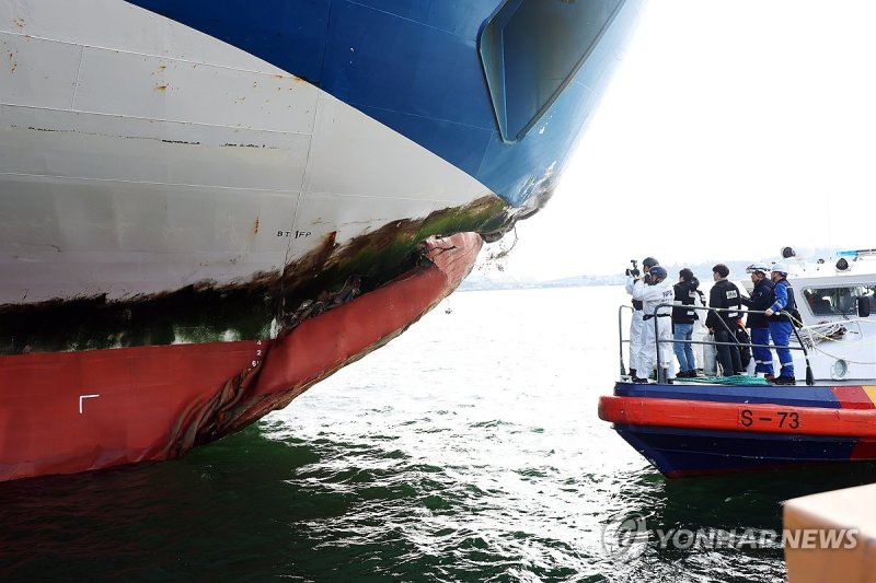 좌초 선박 살펴보는 감식반 (출처=연합뉴스)