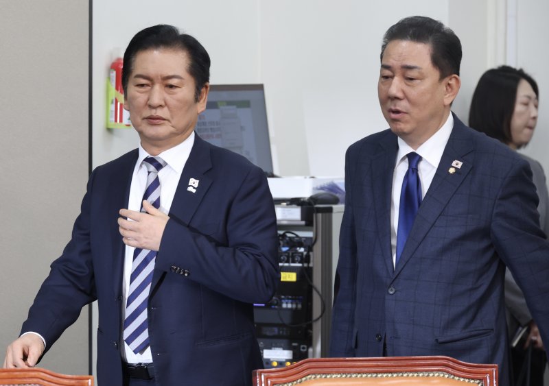 [서울=뉴시스] 조성봉 기자= 정청래 더불어민주당 대표와 김병기 원내대표가 21일 오전 서울 여의도 국회에서 열린 최고위원회의에 참석하고 있다. 2025.11.21. suncho21@newsis.com