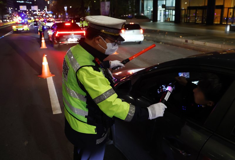 지난 21일 저녁 서울 공덕역 인근에서 경찰이 음주운전 단속을 실시하고 있다. 연합뉴스