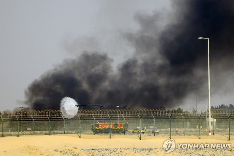 21일(현지시간) 아랍에미리트(UAE)에서 열린 두바이 에어쇼에서 인도 공군의 테자스 전투기가 추락한 뒤 화재로 검은 연기가 치솟고 있다./사진=연합뉴스