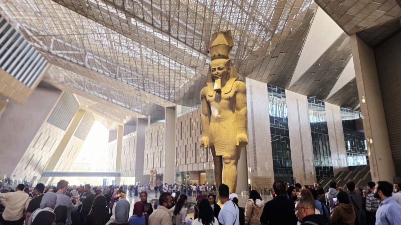 [카이로 사진=안전한 바카라 사이트미술전문안전한 바카라 사이트]이집트 대박물관 입구에서 거대한 람세스 2세 석상이 관람객을 맞이하고 있다. 2025.11.19. hyun@newsis.com *재판매 및 DB 금지