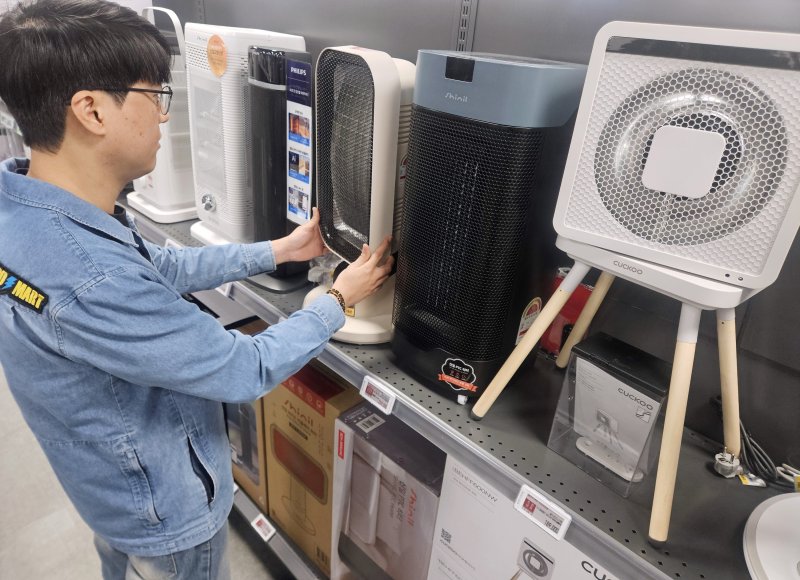 [서울=뉴시스] 이마트는 본격적인 겨울 추위에 대비해 전기매트, 히터 등 온라인 바카라사이트 추천 판매하는 '난방·방한용품 기획전'을 연다고 18일 밝혔다.(사진=이마트 제공) *재판매 및 DB 금지