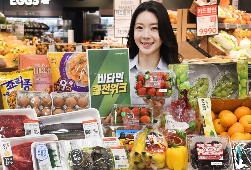 [서울=뉴시스] 황준선 기자 = 홈플러스는 본격적인 온라인 바카라사이트 추천의 시작을 앞두고 오는 20일부터 26일까지 ‘비타민 충전 위크’를 전개한다고 19일 밝혔다. 사진은 모델이 홈플러스 메가 푸드 마켓 라이브 강서점에서 비타민 충전 위크 행사 상품을 소개하고 있는 모습. (사진=홈플러스 제공) 2025.11.19. photo@newsis.com *재판매 및 DB 금지