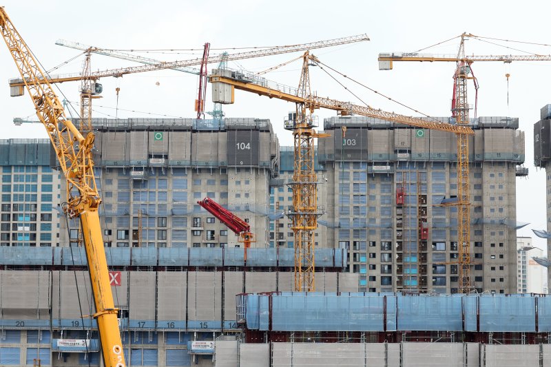 [서울=뉴시스] 김금보 기자 = 24일 서울 시내 한 아파트 공사 현장에 타워크레인이 설치돼있다. 2024.06.24. kgb@newsis.com