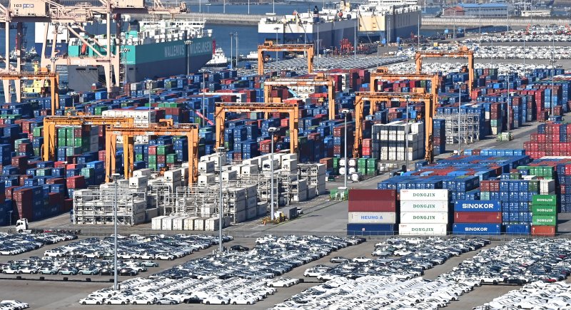 [평택=뉴시스] 김종택 기자 = 경기 평택항에 바카라사이트 캡틴입 컨테이너가 쌓여 있는 모습. 2025.10.28. jtk@newsis.com