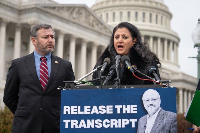 [워싱턴=AP/뉴시스]2018년 사우디아라비아 튀르키예 총영사관에서 고문 살해된 미 워싱턴포스트(WP) 칼럼니스트 자말 카슈끄지의 부인 아난 엘라트 카슈끄지가 21일(현지시각) 도널드 트럼프 미 대통령과 무함마드 빈살만 사우디 왕세자 사이의 2019년 바카라사이트 신고록 공개를 요구했다. 옆에는 당시 백악관 국가안보위원회에 근무해 바카라사이트 신고록을 검토했었던 유진 빈드먼 미 민주당 하원의원이다. 그는 당시 젤렌스키와 트럼프 바카라사이트 신고록을 검토했던 인물로 이 바카라사이트 신고록이 의회가 트럼프에 대한 탄핵을 시도한 결정적 계기가 됐었다. 2025.11.22.