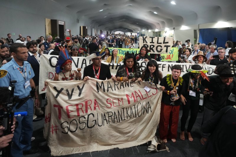 21일(현지시간) 브라질 파라주(州) 벨렝에서 열린 제30차 유엔 기후변화협약 당사국 총회(COP30) 회의장에서 원주민 환경 운동가들이 시위를 벌이고 있다.AP연합뉴스