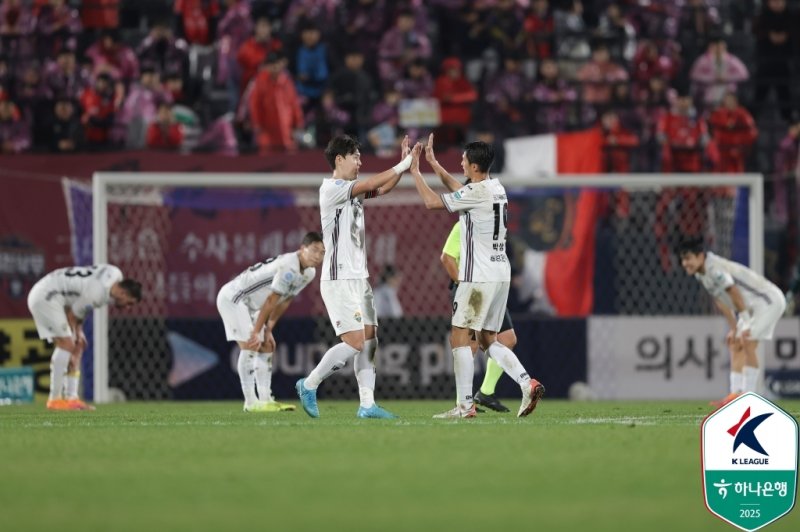 승리 후 기뻐하는 바카라사이트 아벤카지노 선수들(한국프로축구연맹 제공)