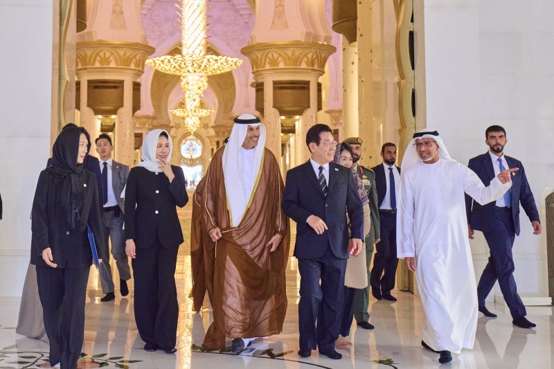 [아부다비=뉴시스] 최동준 기자 = 남아공 G20 정상회의 참석 차 아랍에미리트(UAE)를 국빈 방문한 이재명 바카라사이트 아벤카지노과 김혜경 여사가 17일(현지 시간) 아부다비 셰이크 자이드 그랜드 모스크를 방문해 사원을 둘러보고 있다. (공동취재) 2025.11.17. photocdj@newsis.com