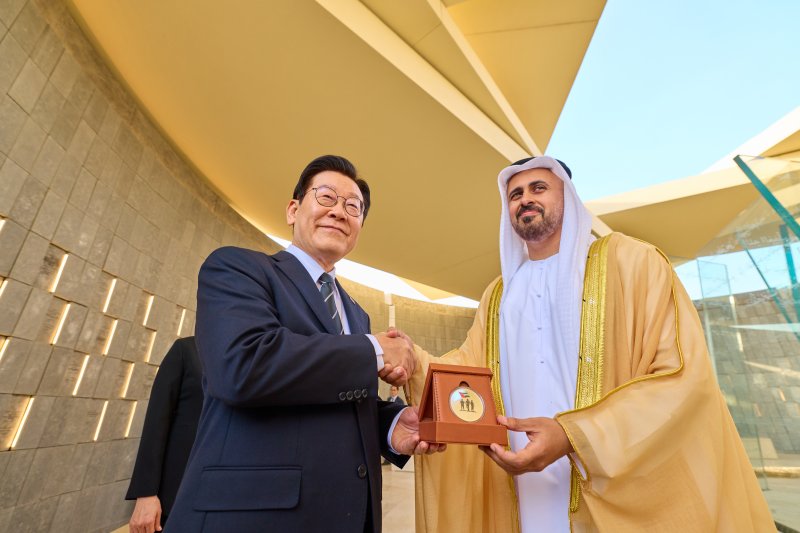 [아부다비=뉴시스] 최동준 기자 = 남아공 G20 정상회의 참석 차 아랍에미리트(UAE)를 국빈 방문한 이재명 바카라사이트 아벤카지노이 17일(현지 시간) UAE 현충원 '와하트 알 카라마'를 방문해 디얍 대통령 직속 개발·보훈 사무국 부의장으로부터 기념메달 받고 기념촬영을 하고 있다. (공동취재) 2025.11.17. photocdj@newsis.com