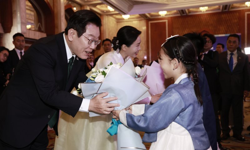 [아부다비=뉴시스] 최동준 기자 = 남아공 G20 정상회의 참석 차 아랍에미리트(UAE)를 국빈 방문한 이재명 바카라사이트 아벤카지노과 김혜경 여사가 17일(현지 시간) 아부다비의 한 호텔에서 열린 동포 만찬 간담회에서 화동에게 꽃다발을 받고 있다. 2025.11.18. photocdj@newsis.com