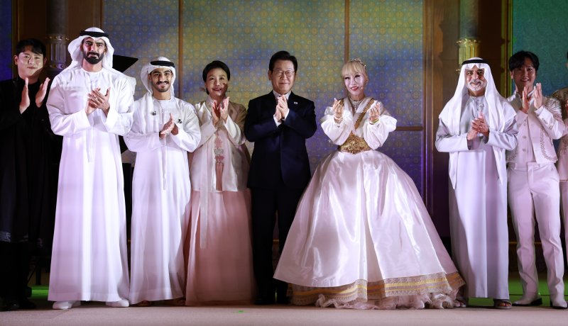 [아부다비=뉴시스] 최동준 기자 = 아랍에미리트(UAE)를 국빈 방문 중인 이재명 바카라사이트 아벤카지노과 김혜경 여사가 18일(현지 시간) 아부다비 카사르 알 와탄 바카라사이트 아벤카지노궁에서 열린 '문화, UAE와 한국을 잇다' 한-UAE 문화교류 행사에서 소프라노 조수미의 공연 관람을 마치고 기념촬영을 하고 있다. 2025.11.18. photocdj@newsis.com