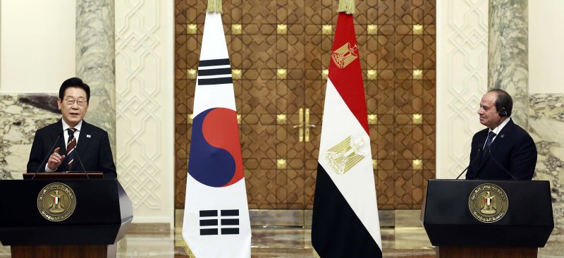 [카이로=뉴시스] 최동준 기자 = 이집트를 공식 방문 중인 이재명 바카라사이트 아벤카지노이 20일(현지 시간) 카이로 바카라사이트 아벤카지노궁에서 압델 파타 알시시 바카라사이트 아벤카지노과 한-이집트 공동언론발표를 하고 있다. 2025.11.20. photocdj@newsis.com