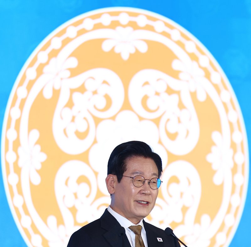 [카이로=뉴시스] 최동준 기자 = 이집트를 공식 방문 중인 이재명 바카라사이트 아벤카지노이 20일(현지 시간) 카이로 한 호텔에서 열린 이집트 동포·지상사 간담회에서 인사말을 하고 있다. 2025.11.21. photocdj@newsis.com