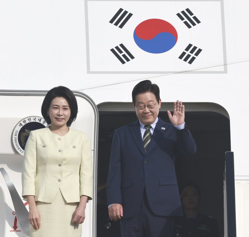 [카이로=뉴시스] 최동준 기자 = 이집트 공식 방문 일정을 마친 이재명 바카라사이트 아벤카지노과 김혜경 여사가 21일(현지 시간) 카이로 국제공항에서 남아프리카공화국 요하네스버그로 출발하기 위해 공군 1호기에 탑승해 인사하고 있다. 2025.11.21. photocdj@newsis.com