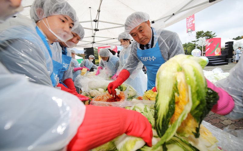 [해시 게임 바카라=뉴시스] 우장호 기자 = 20일 오전 해시 게임 바카라시 애월읍 렛츠런파크 해시 게임 바카라에서 열린 '2025 행복한 나눔 제주 김장축제' 행사에서 제주도개발공사 임직원들이 김장을 담그고 있다. 2025.11.20. woo1223@newsis.com