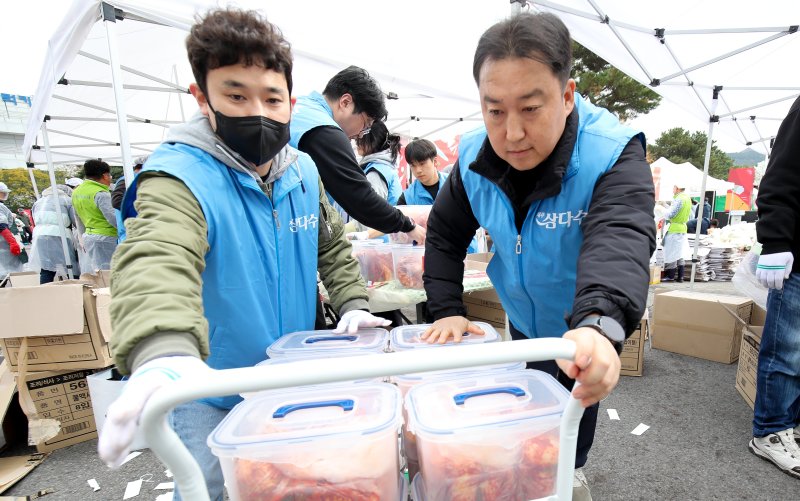 [해시 게임 바카라=뉴시스] 우장호 기자 = 해시 게임 바카라도개발공사 직원들이 20일 오후 해시 게임 바카라시 애월읍 렛츠런파크 해시 게임 바카라에서 열린 '2025 행복한 나눔 제주 김장축제' 행사에 참석해 봉사활동을 하고 있다. 2025.11.20. woo1223@newsis.com