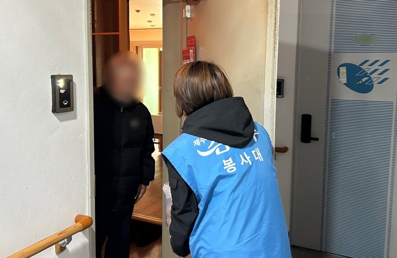 [제주=뉴시스] 해시 게임 바카라 임직원들로 구성된 제주삼다수봉사대가 지난 20일 열린 '2025 행복한 나눔 제주김장축제'를 통해 준비한 김치를 공사가 운영하는 임대주택 입주가구 어르신께 전달하고 있다. (사진=제주개발공사 제공) 2025.11.22. photo@newsis.com *재판매 및 DB 금지