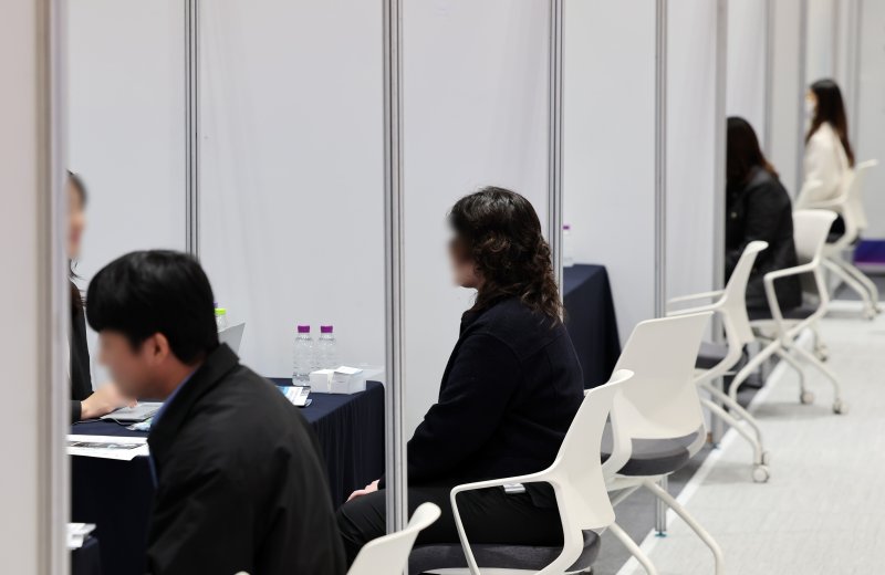 [부산=뉴시스] 하경민 기자 = '2025 부산청년 글로벌 취업박람회'가 열린 10일 부산 연제구 부산시청에서 청년구직자들이 구인업체 담당자와 채용 면접 및 상담을 하고 있다. 이번 행사에는 9개국 36개 해외 우수 기업들이 참가, 270명의 우수 인재 채용을 목표로 한다. 2025.11.10. yulnetphoto@newsis.com