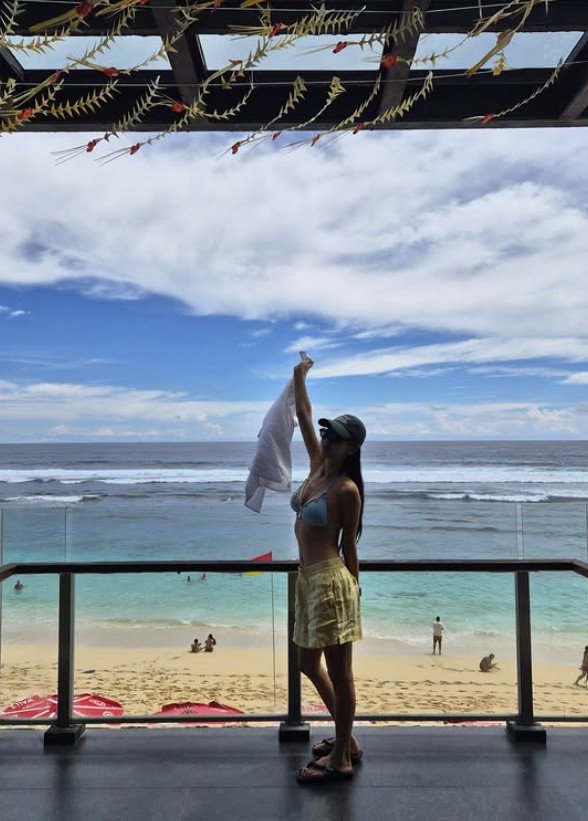 소유, 갈비뼈 드러난 과감 비키니 자태