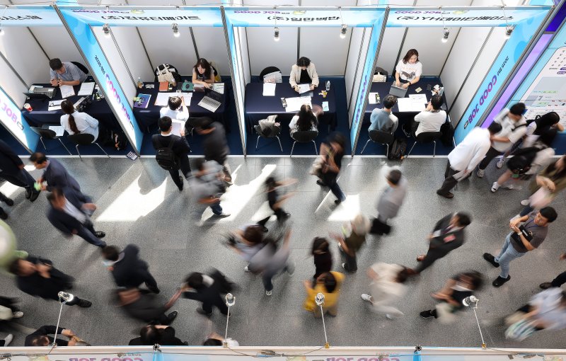 [대구=뉴시스] 이무열 기자 = 23일 대구 수성구 수성알파시티 SW융합테크비즈센터(DNEX)에서 열린 ‘2025 청년 굿잡(GOOD JOB) 바카라사이트 홈런 박람회’를 찾은 취업 준비생들이 현장면접을 보고 있다. 2025.09.23. lmy@newsis.com