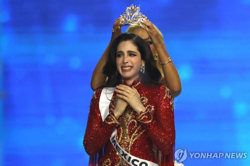 미스 유니버스 2025 왕관 쓰는 미스 멕시코 (출처=연합뉴스)