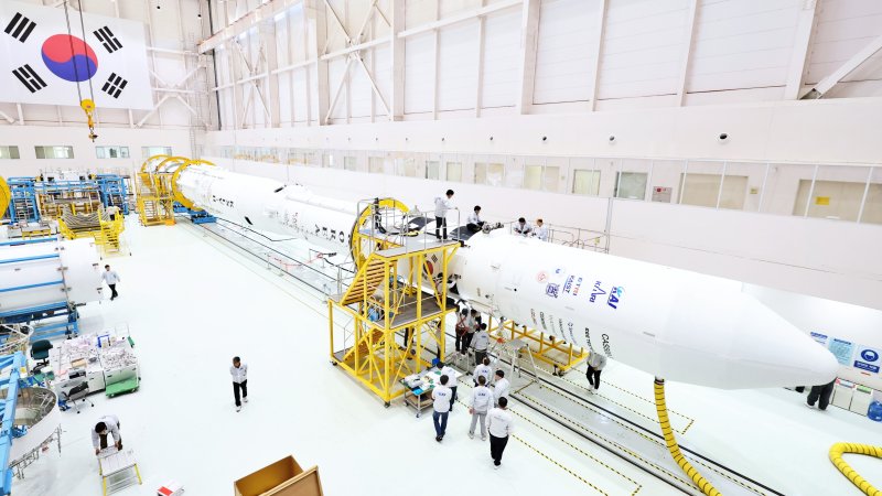 [서울=뉴시스]19일 전라남도 고흥에 위치한 나로우주센터 조립동에서 연구진들이 누리호 4차 무료 바카라사이트 총조립 작업을 수행하고 있다. (사진=우주항공청 제공)