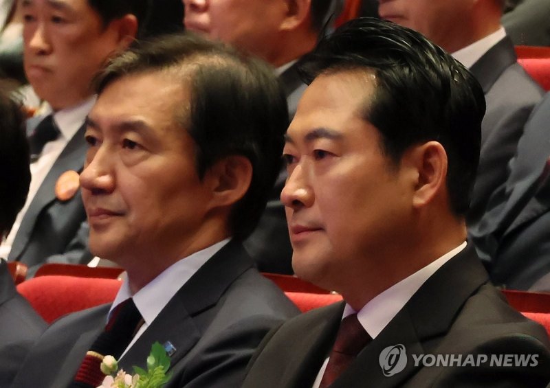 장동혁 국민의힘 대표(오른쪽)와 조국 전 조국혁신당 비상대책위원장 (출처=연합뉴스)