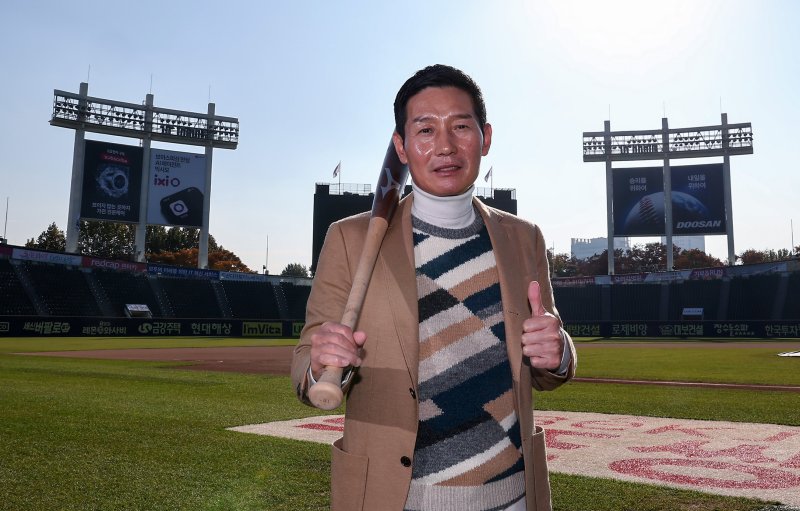 2025 KBO리그 통합바카라사이트 카지노버프을 이룬 염경엽 LG 트윈스 감독이 12일 서울 잠실야구장에서 바카라사이트 카지노버프1과의 인터뷰에 앞서 포즈를 취하고 있다. 2025.11.12/바카라사이트 카지노버프1 ⓒ News1 김성진 기자