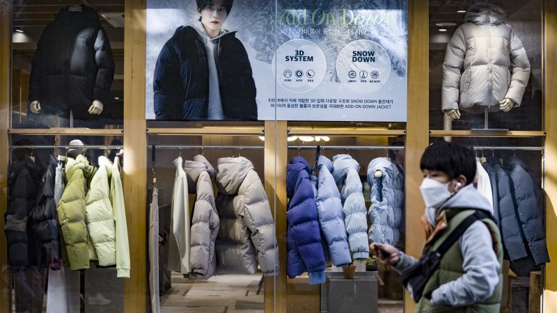 [서울=뉴시스] 김근수 기자 = 초겨울 라이브바카라가 계속되는 10일 오후 서울 명동거리의 한 옷가게 쇼윈도우에 겨울용 패딩이 판매되고 있다. 2025.11.10. ks@newsis.com