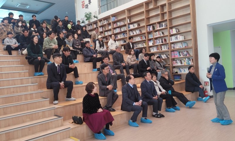 충북 안전 바카라사이트안전 바카라사이트지원청은 22일 괴산중학교 꿈마루에서 교직원 대상 인문 특강 '세계 시민으로 사는 법' 강연을 진행했다.(괴산증평안전 바카라사이트지원청 제공, 재판매 및 DB금지)/안전 바카라사이트1