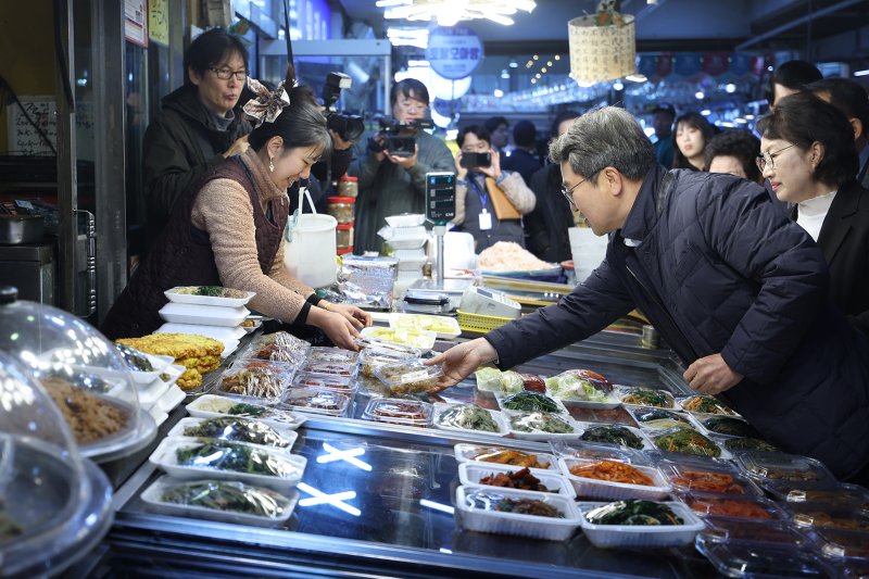 [수원=뉴시스] 22일 오전 의정부제일시장에서 열린 김동연 지사가 장보기를 하고 있다. (사진=바카라사이트 신고도 제공) 2025.11.22. photo@newsis.com *재판매 및 DB 금지