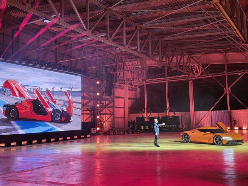 현대차그룹 루크 동커볼케 CDO(글로벌디자인본부장) 겸 CCO(최고 크리에이티브 책임자) 사장이 지난 20일(현지시간) 프랑스 남부 르 카스텔레 지역에 위치한 폴 리카르 서킷 인근 격납고에서 열린 '마그마 월드 프리미어' 행사에서 제네시스 마그마GT 콘셉트를 소개하고 있다. 사진=김학재 기자