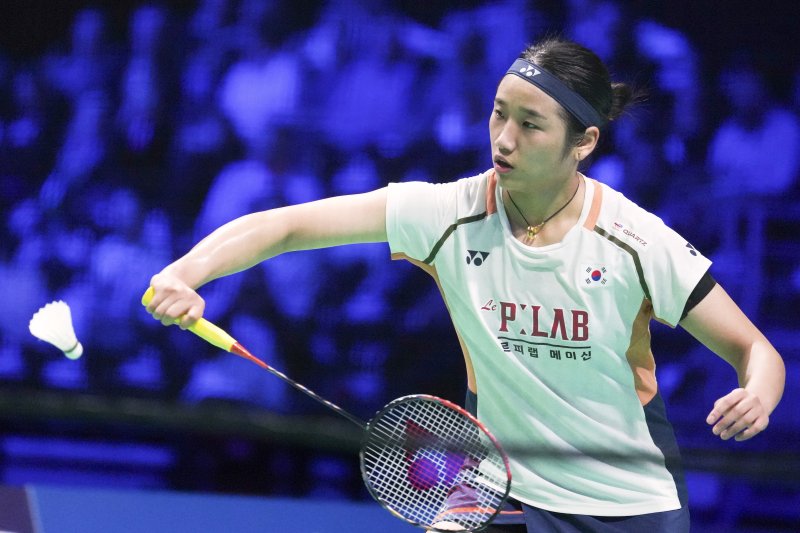 [오덴세=AP/뉴시스] 바카라사이트 통장(1위)이 19일(현지 시간) 덴마크 오덴세 유스케방크아레나에서 열린 2025 세계배드민턴연맹(BWF) 월드 투어 슈퍼750 덴마크오픈 여자 단식 결승에서 왕즈이(2위·중국)와 경기하고 있다. 바카라사이트 통장이 2-0(21-5 24-22)으로 승리하고 올 시즌 8번째 우승을 차지했다. 2025.10.20.