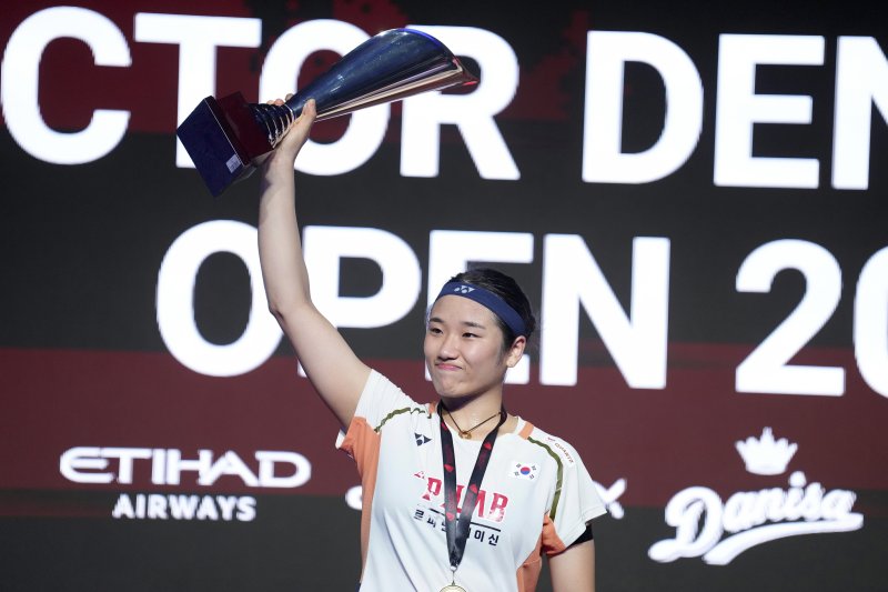 [오덴세=AP/뉴시스] 바카라사이트 통장(1위)이 19일(현지 시간) 덴마크 오덴세 유스케방크아레나에서 열린 2025 세계배드민턴연맹(BWF) 월드 투어 슈퍼750 덴마크오픈 여자 단식 정상에 올라 트로피를 들고 포즈를 취하고 있다. 바카라사이트 통장은 결승에서 왕즈이(2위·중국)를 2-0(21-5 24-22)으로 꺾고 올 시즌 8번째 우승을 차지했다. 2025.10.20.