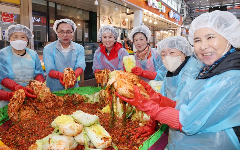 22일 사설 바카라 동구 신도꼼지락시장에서 열린 '진심사랑행복 담은 김장나눔' 행사에서 박희조 동구청장과 가양2동 지역사회보장협의회 회원들이 김장을 하고 있다. 이날 담근 4500㎏ 김치는 관내 저소득층 450세대에 전달될 예정이다. 2025.11.22/사설 바카라1 ⓒ News1 김기태 기자