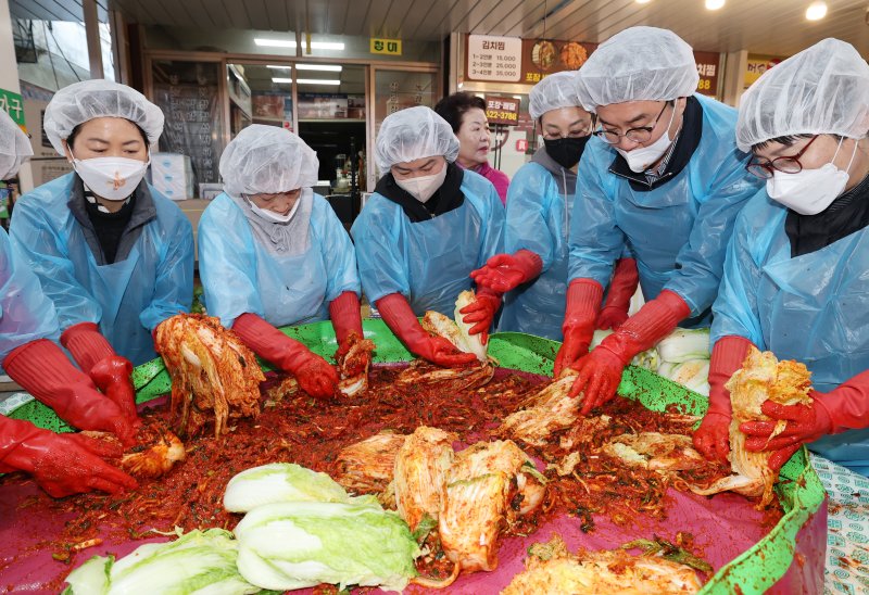 22일 사설 바카라 동구 신도꼼지락시장에서 열린 '진심사랑행복 담은 김장나눔' 행사에서 정명국 대전시의원과 가양2동 지역사회보장협의회 회원들이 김장을 하고 있다. 2025.11.22/사설 바카라1 ⓒ News1 김기태 기자