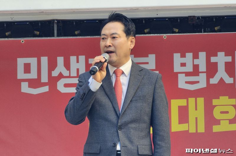 22일 오후 2시께 바카라 사이트 디시 중구 광복로 일대에서 열린 ‘민생회복 법치수호 바카라 사이트 디시 국민대회’에서 장동혁 국민의힘 대표가 단상에 서서 시국연설을 하고 있다. 사진=변옥환 기자