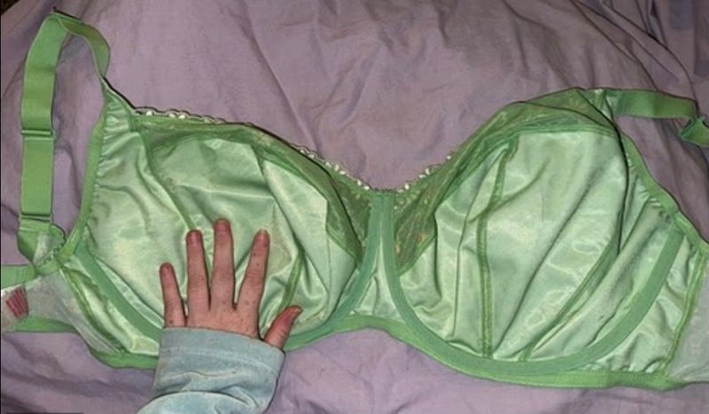 유방이 계속 커지는 거대유방증을 앓는 서머 로버트가 자신의 가슴 크기를 가름 할 수 있도록 브래지어를 공개했다. 출처=데일리메일